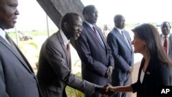 Balozi Nikki Haley, kulia, akikutana na viongozi wa Sudan Kusini alipowasili Juba, Sudan Kusini Octoba 25, 2017. 