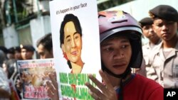 지난해 5월 인도네시아 자카르타 주재 미얀마 대사관 앞에서 아웅산 수치 미얀마 외무장관 겸 국가자문역의 얼굴 그림을 든 인권운동가가 로힝야족 탄압에 항의하고 있다. (자료사진)