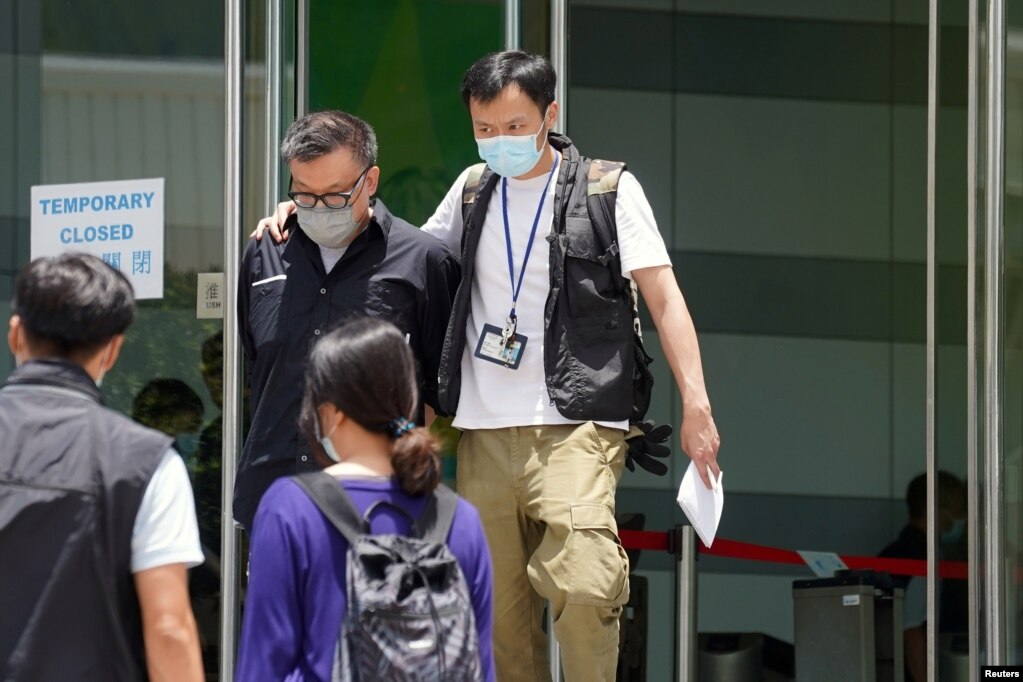 香港警方以涉嫌违反国安法拘捕苹果动态新闻平台总监张志伟。(photo:VOA)