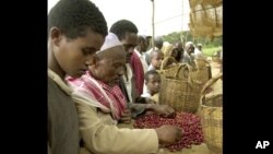ፋይል- ኢትዮጵያዊያን ሓረስቶት ቡን ጥቅምቲ 11,2002