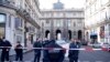 França: Soldado fere a tiros agressor que tentou entrar no Louvre com uma catana