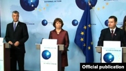 Premijer Kosova Hašim Tači, visoka predstavnica EU Ketrin Ešton i srpski premijer Ivica Dačić na konferenciji za novinare nakon sedme runde dijaloga