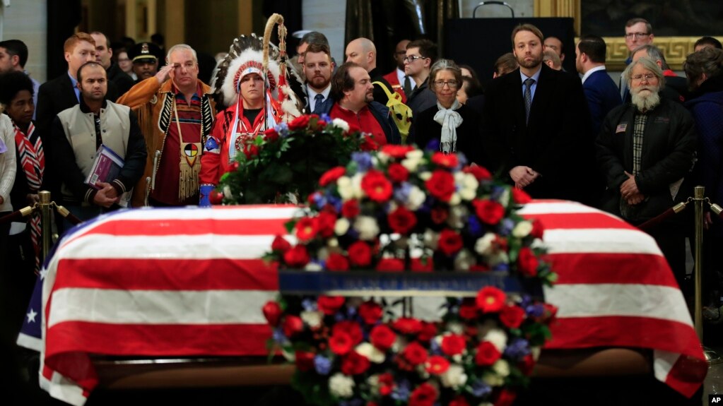 Nativos americanos presentan sus últimos respetos el martes 4 de diciembre de 2018 al expresidente George H.W. Bush, quien falleció a los 94 años.