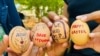 Demonstran Myanmar Gambari Telur Paskah dengan Simbol Perlawanan