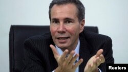 Alberto Nisman, que investigaba un ataque terrorista de 1994 a un centro comunitario judío, apareció muerto la noche del domingo en Buenos Aires.