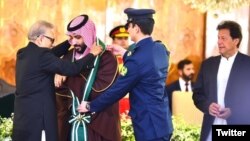 Pakistan memberikan penghormatan sipil tertinggi kepada Putra Mahkota Arab Saudi Mohammed bin Salman di Islamabad hari Senin (18/2).