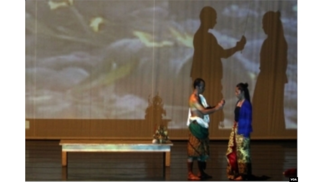 Interpretasi Garin atas kisah Ramayana: cinta segitiga antara Rama, Sinta, dan Rahwana.