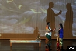 Interpretasi Garin atas kisah Ramayana: cinta segitiga antara Rama, Sinta, dan Rahwana.