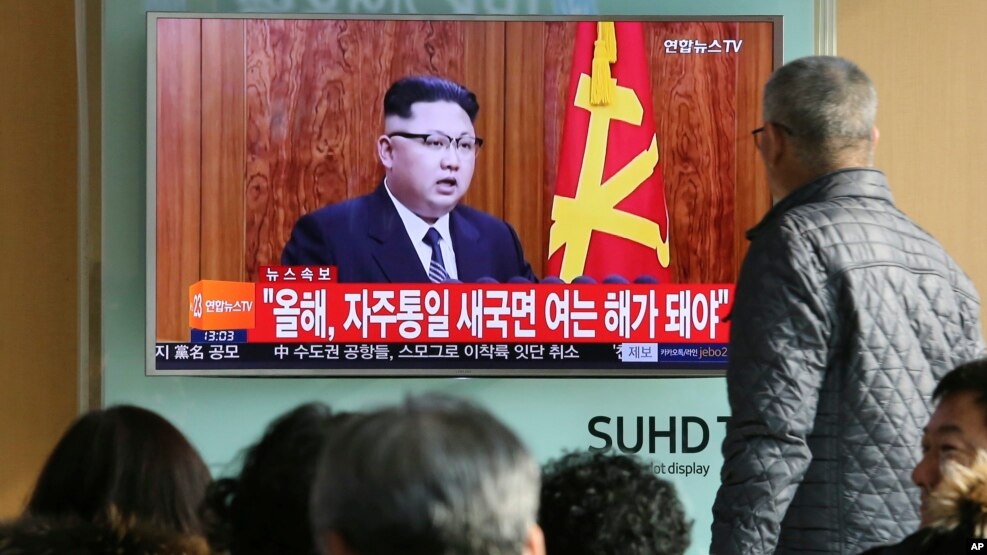 ພວກຊາວເກົາຫຼີໃຕ້ ເບິ່ງລາຍການຖ່າຍທອດອອກທາງ
ໂທລະພາບ ທີ່ສະແດງໃຫ້ເຫັນ ການກ່າວຄຳປາໄສຂອງ
ຜູ້ນຳເກົາຫຼີເໜືອ Kim Jong Un ໃນວັນປີໃໝ່ ຢູ່ທີ່ສະຖານີ ລົດໄຟ ໃນນະຄອນຫຼວງໂຊລ ຂອງເກົາຫຼີໃຕ້, ວັນທີ 1 ມັງກອນ 2017.