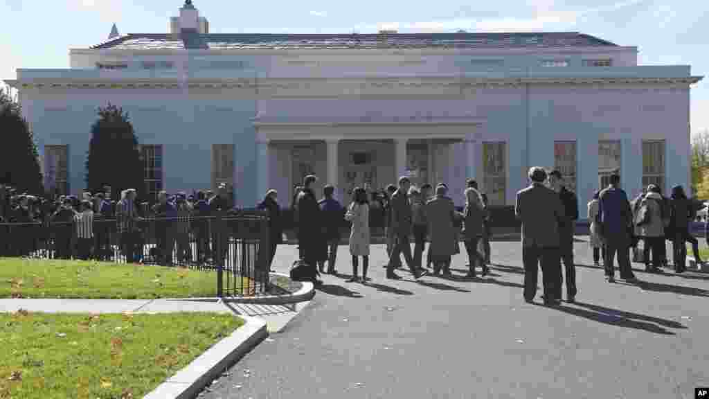 Des reporters attendent devant la Maison Blanche la fin de l'entretient entre le président sortant Barack Obama et le nouvel élu Donald Trump au bureau ovale, à Washington, 10 novembre 2016.