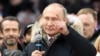 Le président Vladimir Poutine, candidat à sa propre succession, tient un discours au cours d'un rassemblement de campagne pour la prochaine présidentielle, au stade Luzhniki, Moscou, 3 mars 2018.