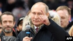 Le président Vladimir Poutine, candidat à sa propre succession, tient un discours au cours d'un rassemblement de campagne pour la prochaine présidentielle, au stade Luzhniki, Moscou, 3 mars 2018.