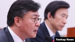 한국의 윤병세 외교장관(오른쪽)과 홍용표 통일장관이 지난달 22일 서울 여의도 국회에서 열린 외교통일위원회 전체회의에서 의원들의 질의에 답하고 있다.