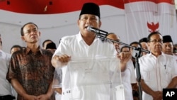 Capres Prabowo Subianto berbicara dalam konferensi pers beberapa saat sebelum KPU mengumumkan hasil rekapitulasi perhitungan suara pemilu, 22 Juli 2014. 