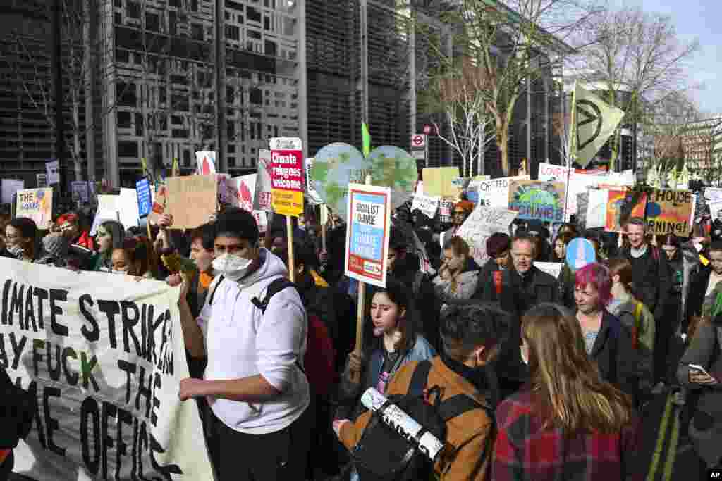 این دانش&zwnj;آموزان معترض خواستار توجه به تغییرات هوایی شده اند. آنها در لندن تجمع کردند. پایتخت انگلیس در ماهها اخیر بارها شاهد تجمع معترضان بوده است.&nbsp;