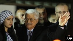 محمود عباس برای هوادارانش دست تکان می دهد - ۳۱ دسامبر ۲۰۱۴