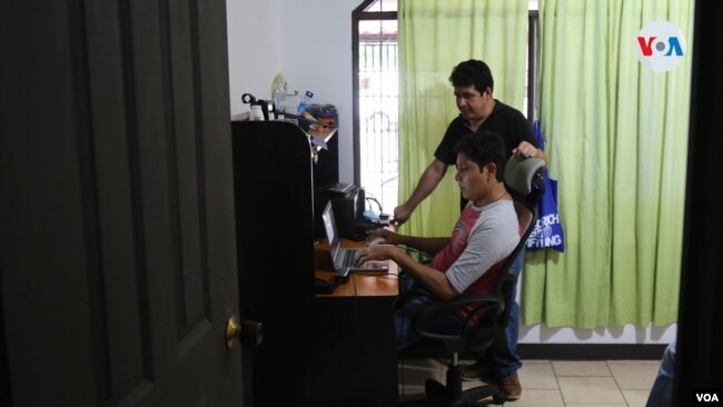 Los periodistas nicaragüenses exiliados en Costa Rica han improvisado salas de redacción. Foto VOA.