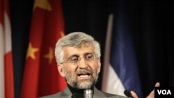 Perunding nuklir Iran Saeed Jalili dalam konferensi pers di Jenewa, Swiss, Selasa 7 Desember 2010.