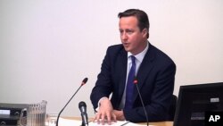 PM Inggris David Cameron saat memberi kesaksian di hadapan panel etika media di London, mengenai hubungannya dengan Rupert Murdoch (14/6),
