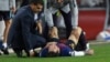 L'attaquant argentin de Barcelone, Lionel Messi, se fait soigner après une blessure lors du match de football espagnol FC Barcelone contre le Sevilla FC au stade Camp Nou de Barcelone le 20 octobre 2018.
