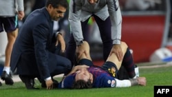 L'attaquant argentin de Barcelone, Lionel Messi, se fait soigner après une blessure lors du match de football espagnol FC Barcelone contre le Sevilla FC au stade Camp Nou de Barcelone le 20 octobre 2018.