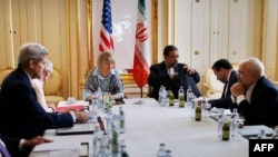 ລັດຖະມົນຕີ​ຕ່າງປະ​ເທດ​ສະຫະລັດ ທ່ານ John Kerry (ຊ້າຍ), ລັດຖະມົນຕີ​​ຕ່າງປະ​ເທດອີ​ຣ່ານ ທ່ານ Mohammad Javad Zarif (ຂວາມື ຄົນທີສອງ), ປະຊຸມກັນ ຢູ່ທີ່ໂຮງແຮມ ແຫ່ງໜຶ່ງ ໃນນະຄອນຫຼວງ Vienna, ວັນທີ 27 ມິຖຸນາ 2015. 
