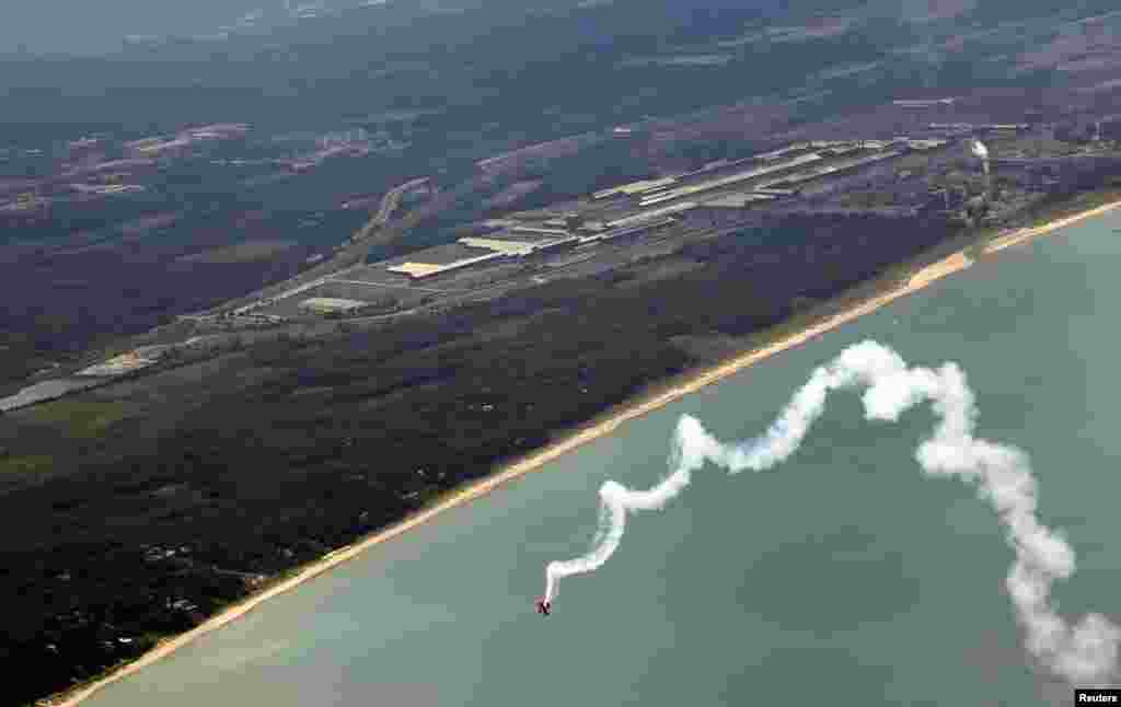 Sean Tucker spirals downward in the Oracle stunt plane before the 55th Chicago Air and Water Show, near Gary, Indiana, USA, Aug. 15, 2013. The Chicago Air and Water Show will be held on the weekend. 