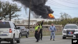 Un incendio afecta la planta petroquímica en Deer Park, al este de Houston, Texas, el 17 de marzo del 2019.