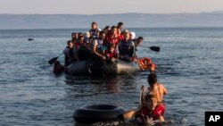 ARCHIVES - Deux canoes gonflables remplis d'immigrants 