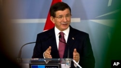 Perdana Menteri Turki Ahmet Davutoglu dalam konferensi pers di kantor pusat NATO di Brussels (30/11).