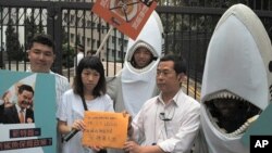 150多名活動人士星期天向香港新特首梁振英遞交禁食用魚翅請願書