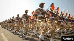 Các thành viên của lực lượng vệ binh cách mạng Hồi giáo Iran (IRGC) trong một buổi diễu hành kỷ niệm chiến tranh Iran-Iraw ở Tehran hôm 22/9/2011. Tổng thống Mỹ coi lực lượng tinh nhuệ và quyền lực nhất của Iran là một tổ chức khủng bố.