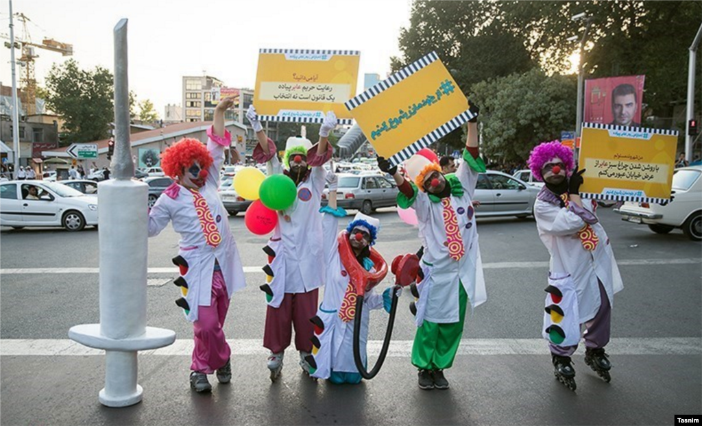 د ایران په تهران ښار کې د ترافیکي قوانینو د پلي کولو لپاره کمپاین کونکي چې شعار یې دی، له ځان څخه یې پیل کوو عکس: عرفان کوچاري