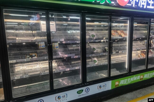中国湖北武汉一家超市的货架也被抢购一空。（2021年8月2日）