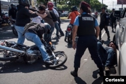 El fotógrafo de Reuters, Oswaldo Rivas (en el suelo a la derecha) fue agredido por un paramilitar cuando cubría una marcha de opositores al régimen de Daniel Ortega en una marcha antioficialista el domingo 14 de octubre de 2018, en Managua, Nicaragua.