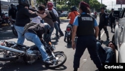 Le photojournaliste de Reuters, Oswaldo Rivas, agressé par un paramilitaire à Managua, au Nicaragua. Dimanche 14 octobre 2018