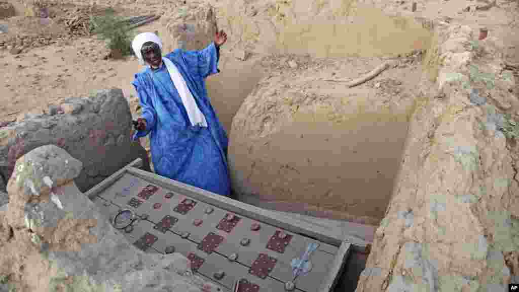 Le chef de maçon Alassane Ramiya inspecte une tombe après qu&#39;elle ait été endommagée à Tombouctou, au Mali, le 4 avril 2014.