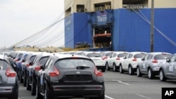 Nissan Juke, sports utility vehicles queue to be loaded onto a freighter at its Oppama factory in Yokosuka, some 40-kilometre south of Tokyo, April 22, 2011