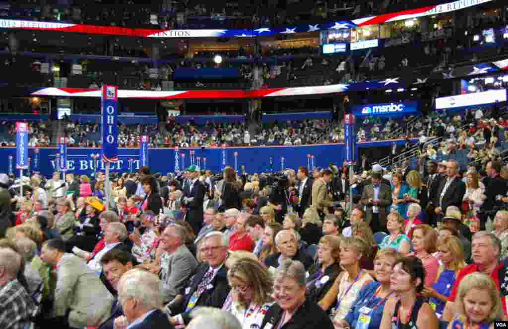 Delegates on the floor watch speakers during the second session. (J. Featherly/VOA)