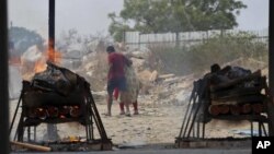 Thiêu xác người chết vì covid tại Bengaluru, Ấn Độ, 5 tháng Năm. (AP Photo/Aijaz Rahi)