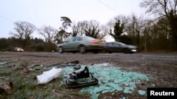 برطانیہ کے پرنس فلپ کی کار کی ٹکر سے دوسری گاڑی کو نقصان پہنچا، جس کا ملبہ سٹرک پر بکھرا دکھائی دے رہا ہے۔ یہ حادثہ گزشتہ ماہ پیش آیا تھا۔ 