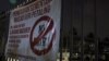 Tanda dilarang masuk tampak di luar Masjid Seri Petaling di Kuala Lumpur, Malaysia, yang menjadi sumber penularan virus corona baru, COVID-19, di seluruh Asia Tenggara, 17 Maret 2020. (Foto: Reuters)