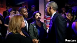 Tổng thống Mỹ Barack Obama bắt tay những người tham dự cuộc hội thảo ở Washington, 14/7/2016.