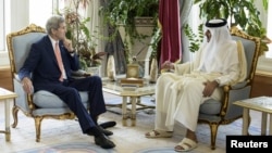 ເຈົ້າຊາຍອາຣັບ ຂອງກາຕ້າ Sheikh Tamim bin Hamad al-Thani (ຂວາ) ໂອ້ລົມກັບລັດຖະມົນຕີຕ່າງປະເທດ ສະຫະລັດ ທ່ານ John Kerry ຢູ່ທີ່ ພະຣາຊະວັງ Diwan ໃນນະຄອນຫຼວງໂດຮາ ກ່ອນ ກອງປະຊຸມ, ວັນທີ 3 ສິງຫາ 2015. 