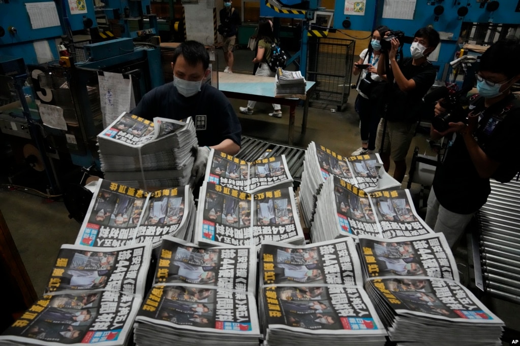 香港工人在印刷厂准备运送星期五上市的《苹果日报》。（2021年6月18日）(photo:VOA)