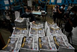 香港工人在印刷厂准备运送星期五上市的《苹果日报》。（2021年6月18日）