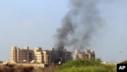 Asap membubung menyusul ledakan yang menimpa Hotel al-Qasr di Aden, Yaman (6/10). (AP/Wael Qubady)