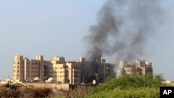 Serangan roket menghantam Hotel al-Qasr di kota Aden, Yaman yang merupakan markas besar pemerintah dan posisi-posisi koalisi yang dipimpin Arab Saudi, Selasa (6/10). 
