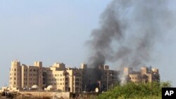 Khói trong vụ nổ khách sạn al-Qasr, nơi các thành viên Nội các và các quan chức chính phủ khác đang lưu trú, tại thành phố cảng miền nam Aden, Yemen, thứ Ba ngày 6/10/2015.