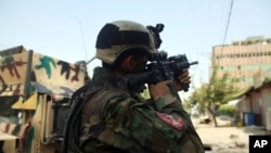 在阿富汗賈拉拉巴德一座監獄外進入戰鬥位置的阿富汗安全部隊成員。(2020年8月3日)
